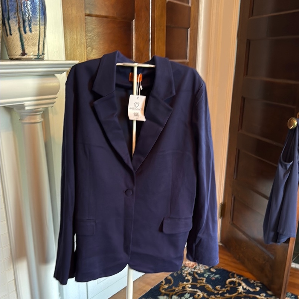 Classic Navy Blue Blazer with Tailored Cut